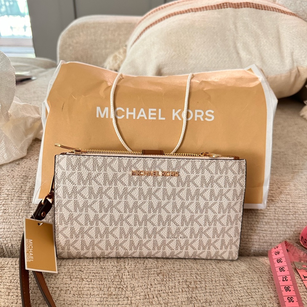 Super cute Michael Kors Jet Set Travel Large double zip wristlet